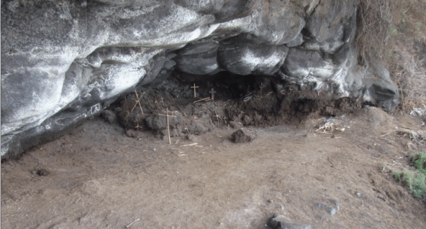 Cueva de cruces de camino a la playa del Bollullo.PNG